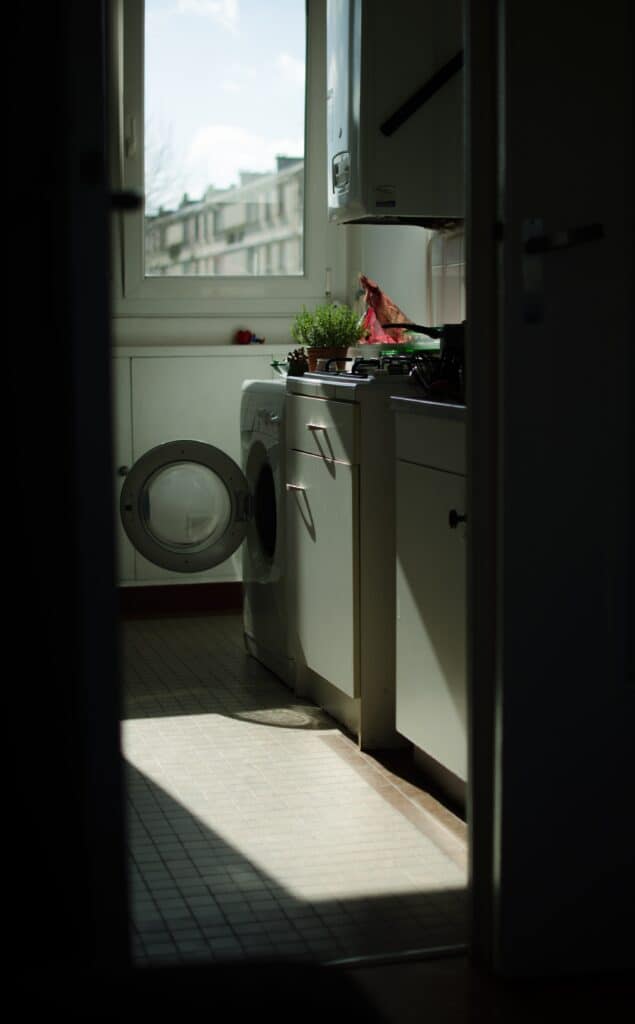 Geöffnete Waschmaschine in einer Küche